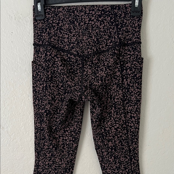 Like New! Athleta Salutation Stash Pocket Gravel 7/8 Tight Leggings in Size XS - Picture 8 of 16